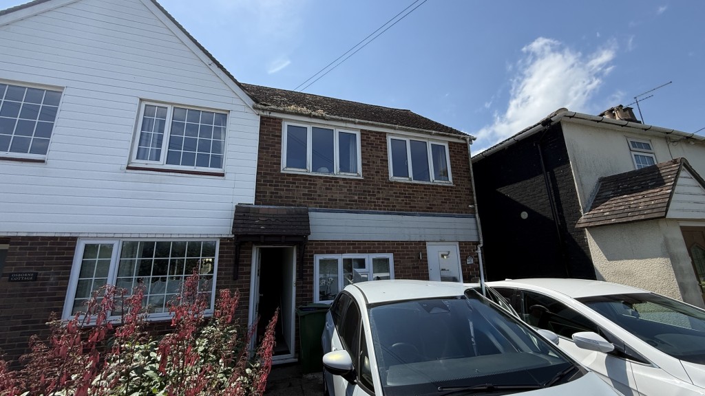 Lot: 104 - FIRST FLOOR TWO-BEDROOM MAISONETTE WITH BALCONY GARDEN AND PARKING - External image of flat from street level